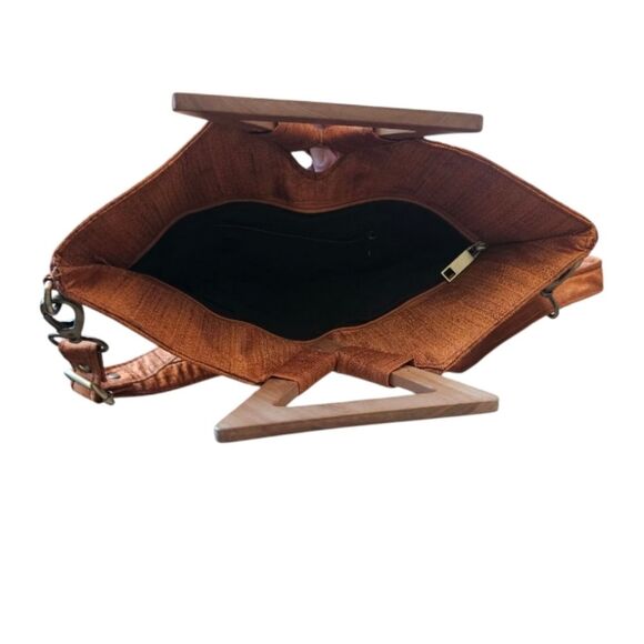 Stylish Modern Shoulder Bag With Wooden Handle NWOT Cloth Lightweight - Picture 10 of 15